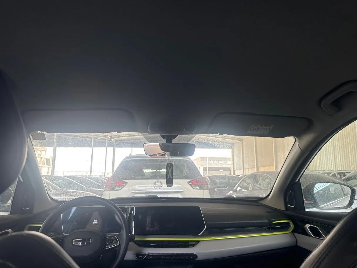 Car image 14