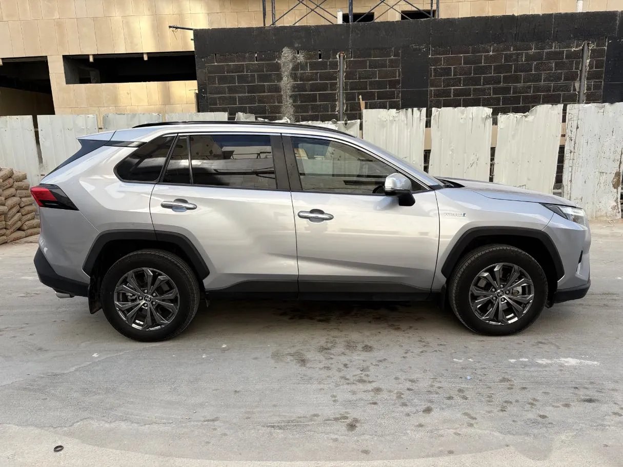 Car image 4