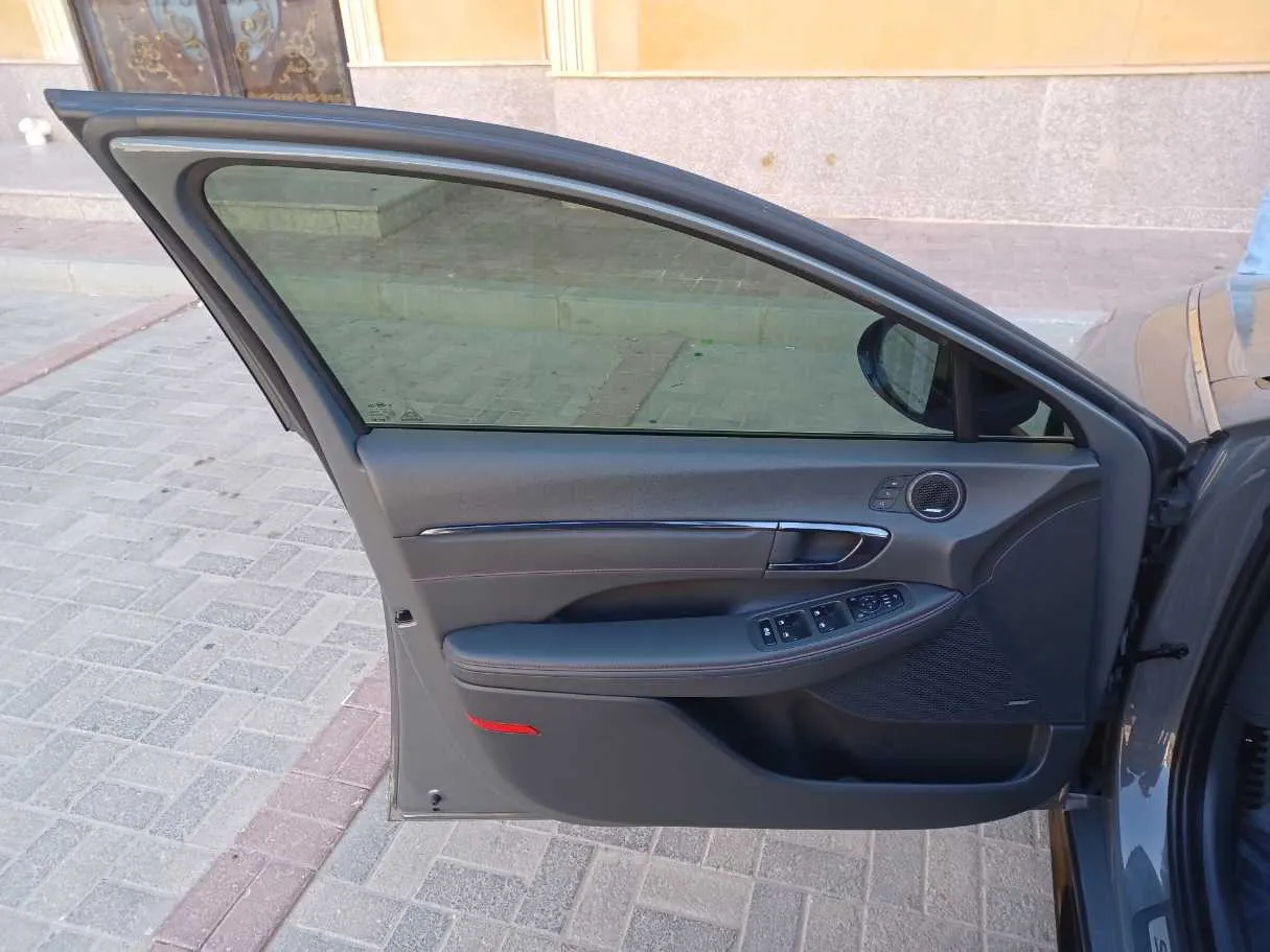 Car image 10