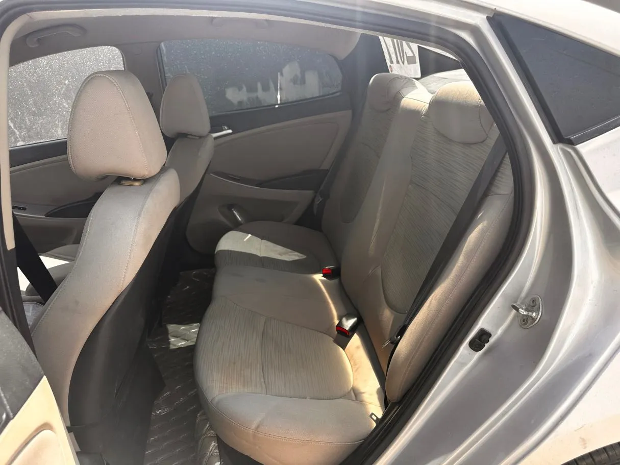 Car image 14