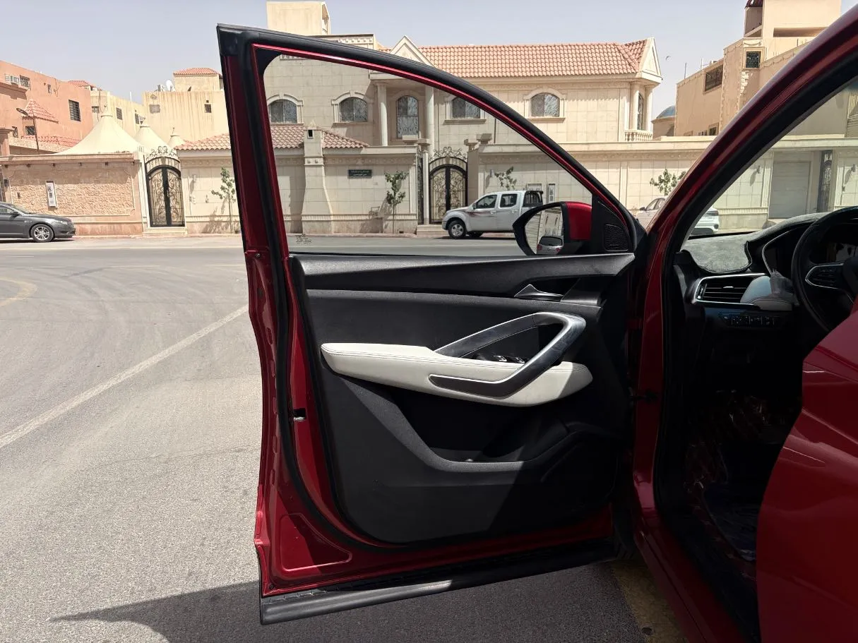 Car image 10