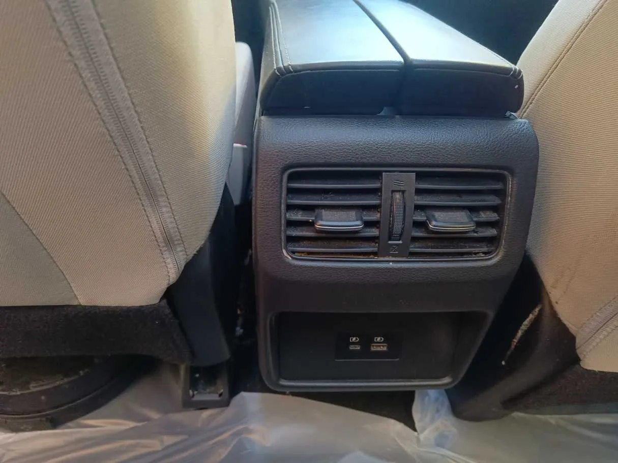 Car image 32