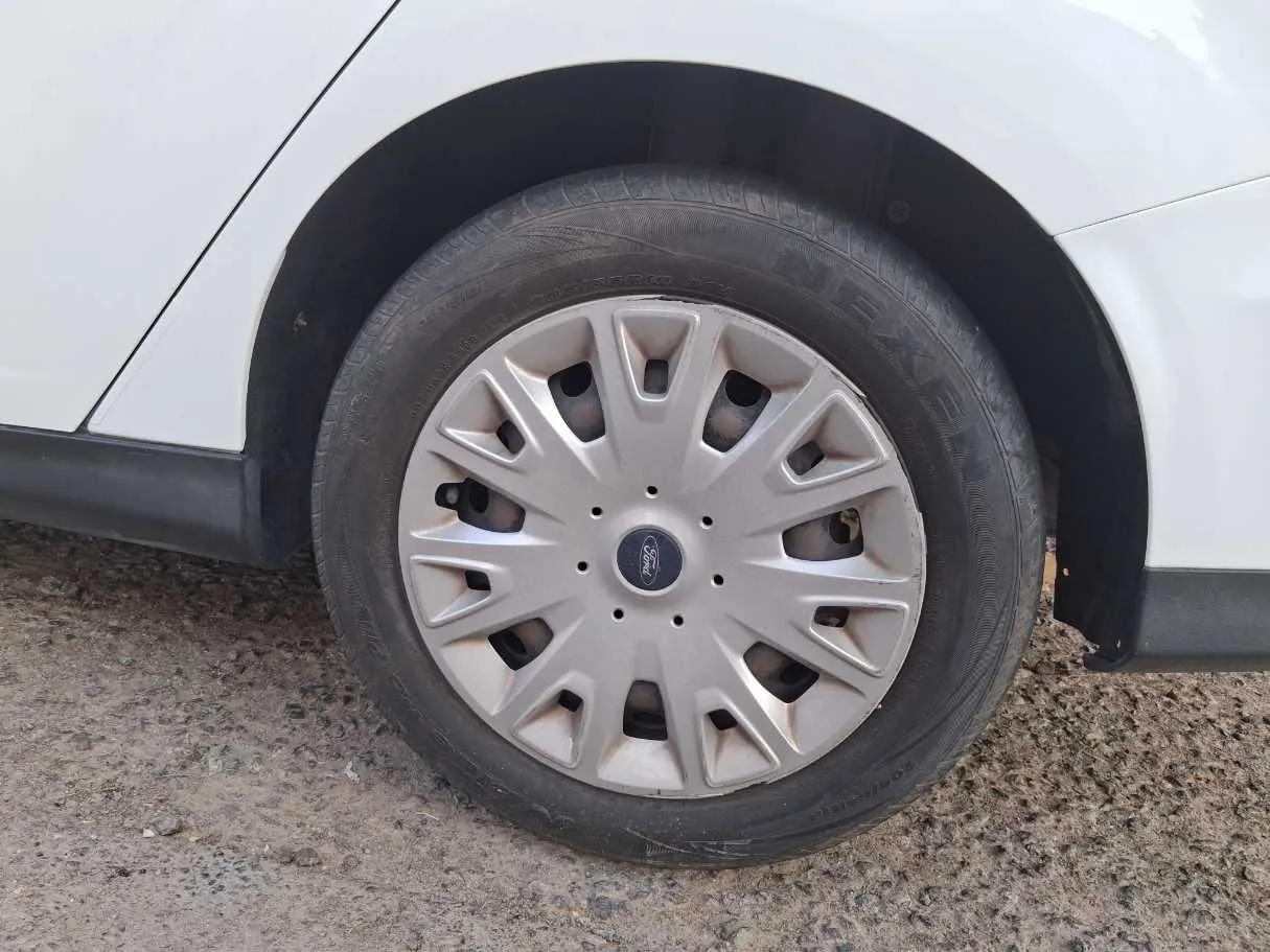 Car image 9