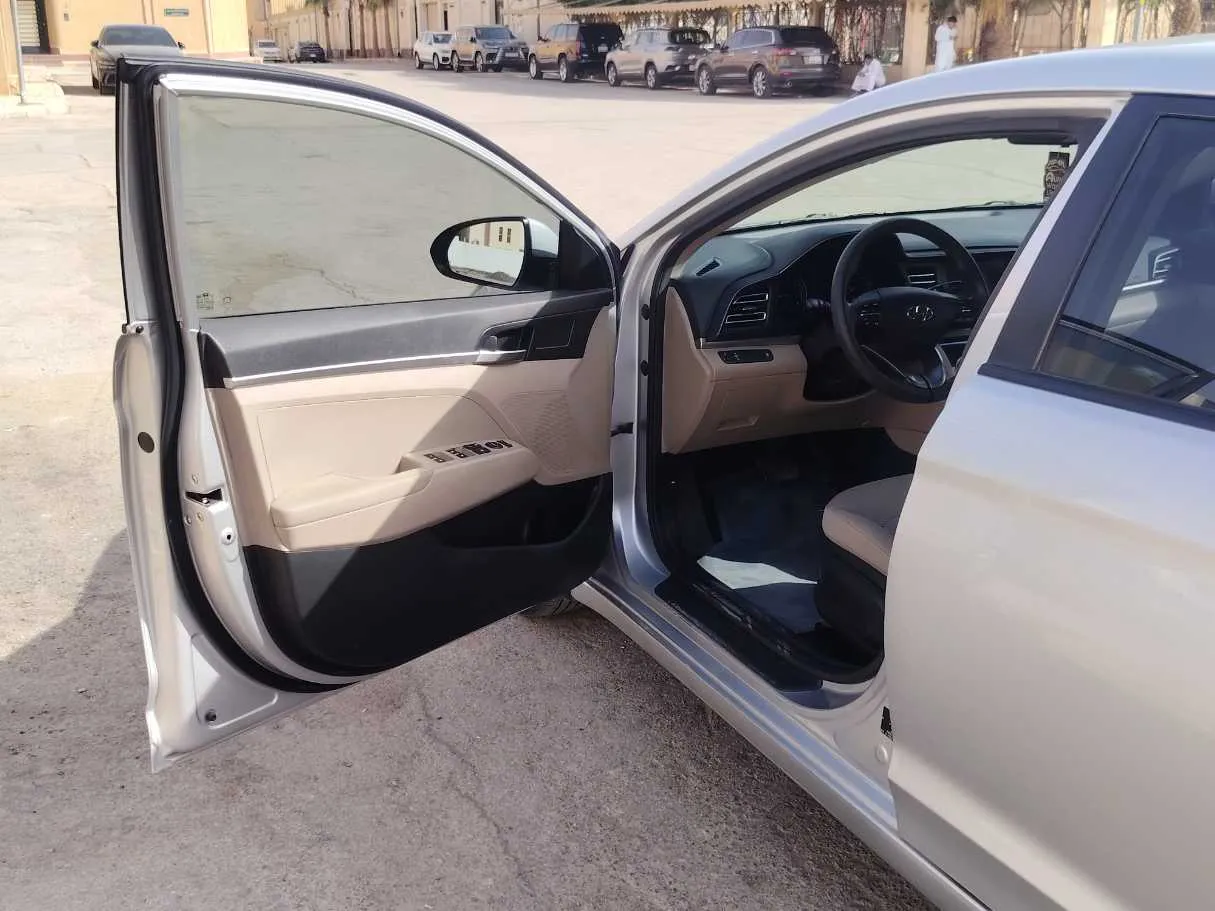 Car image 11