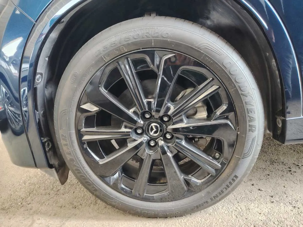 Car image 10