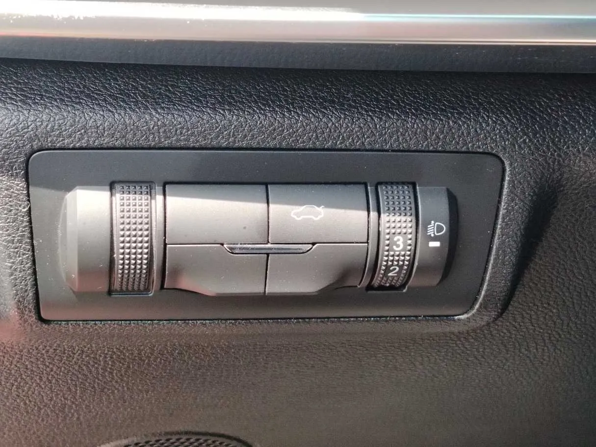 Car image 31