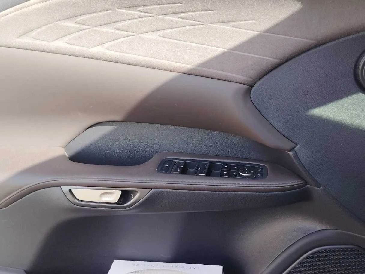 Car image 27