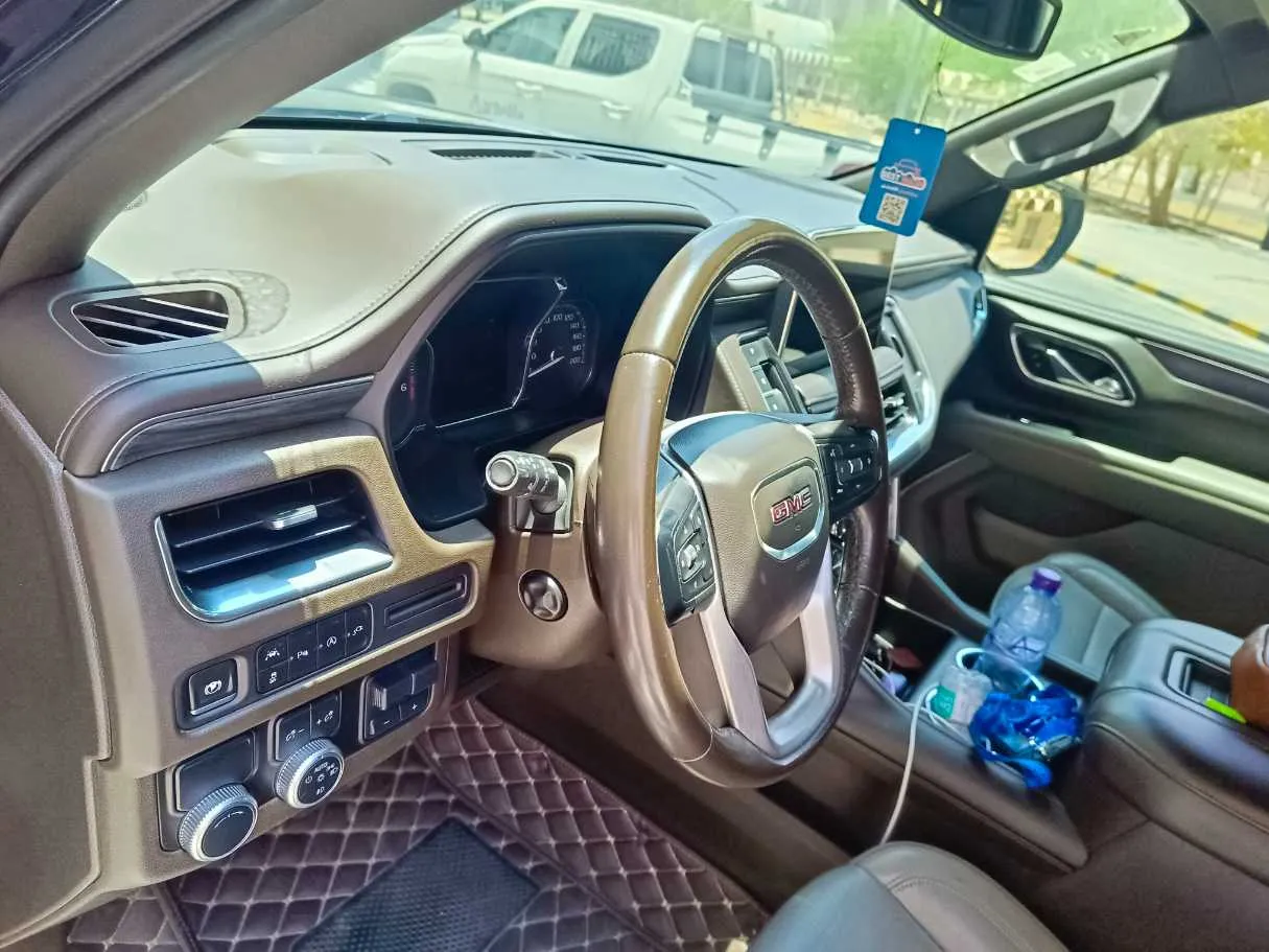 Car image 12