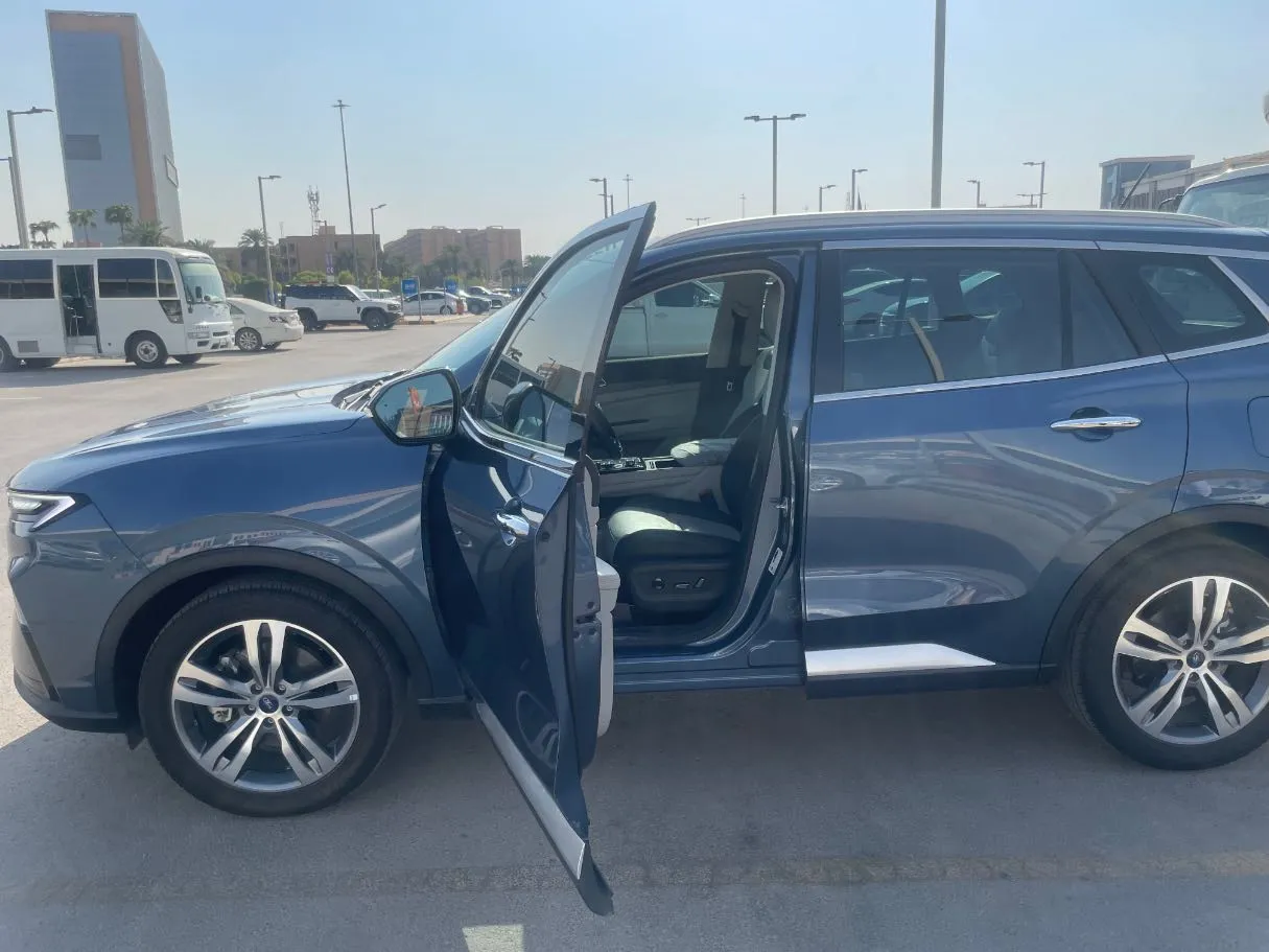Car image 9