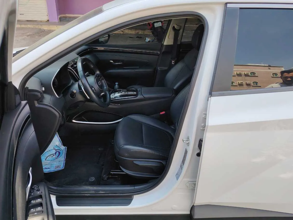 Car image 13