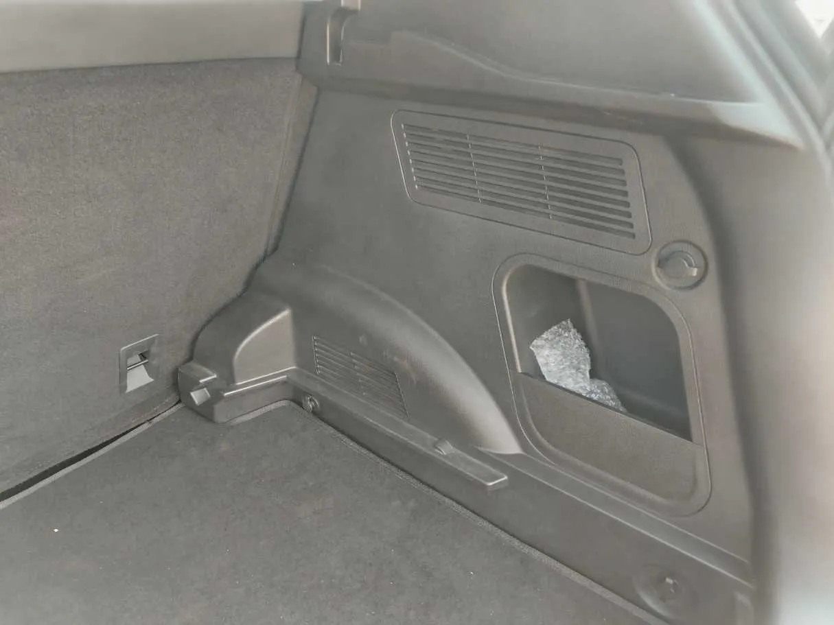 Car image 29