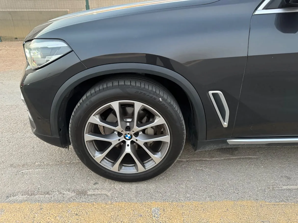 Car image 9