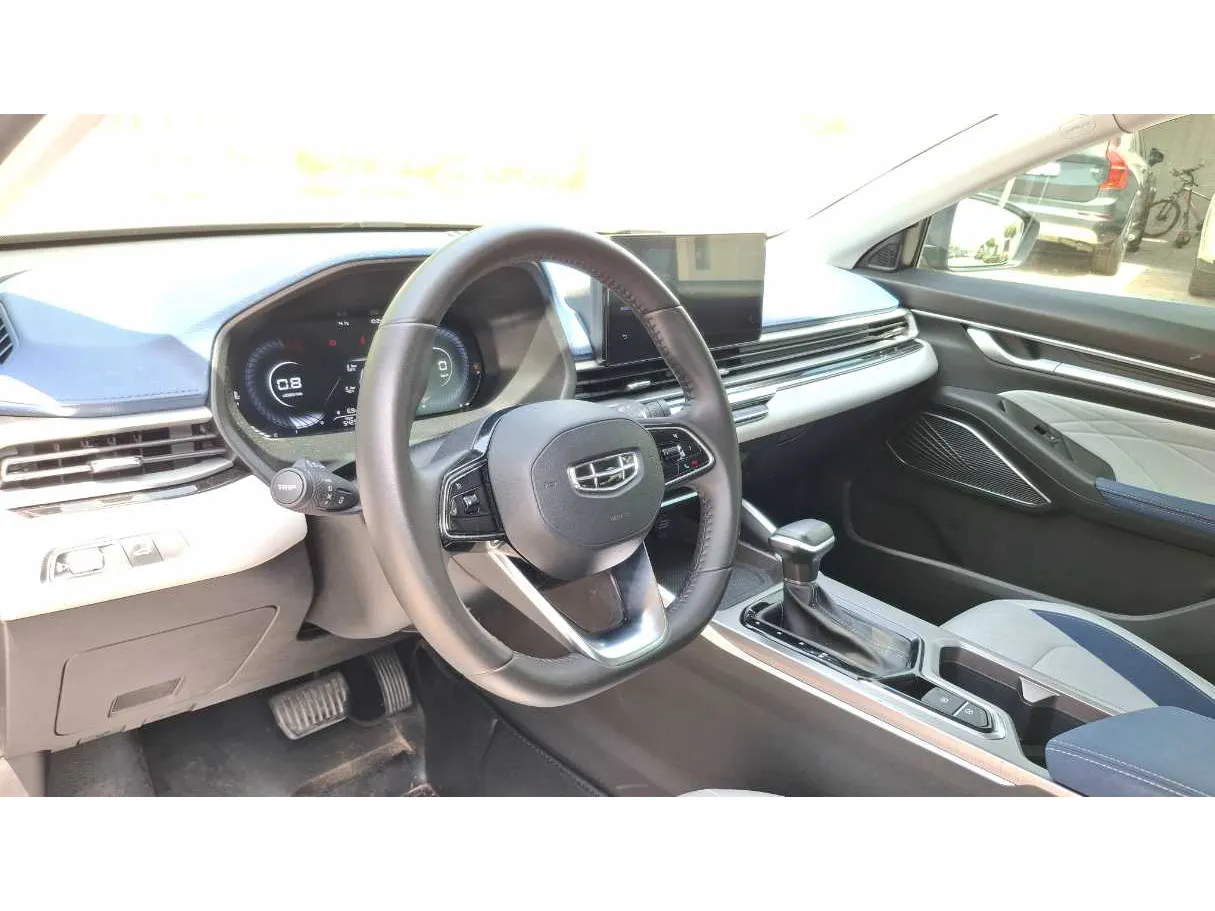 Car image 11