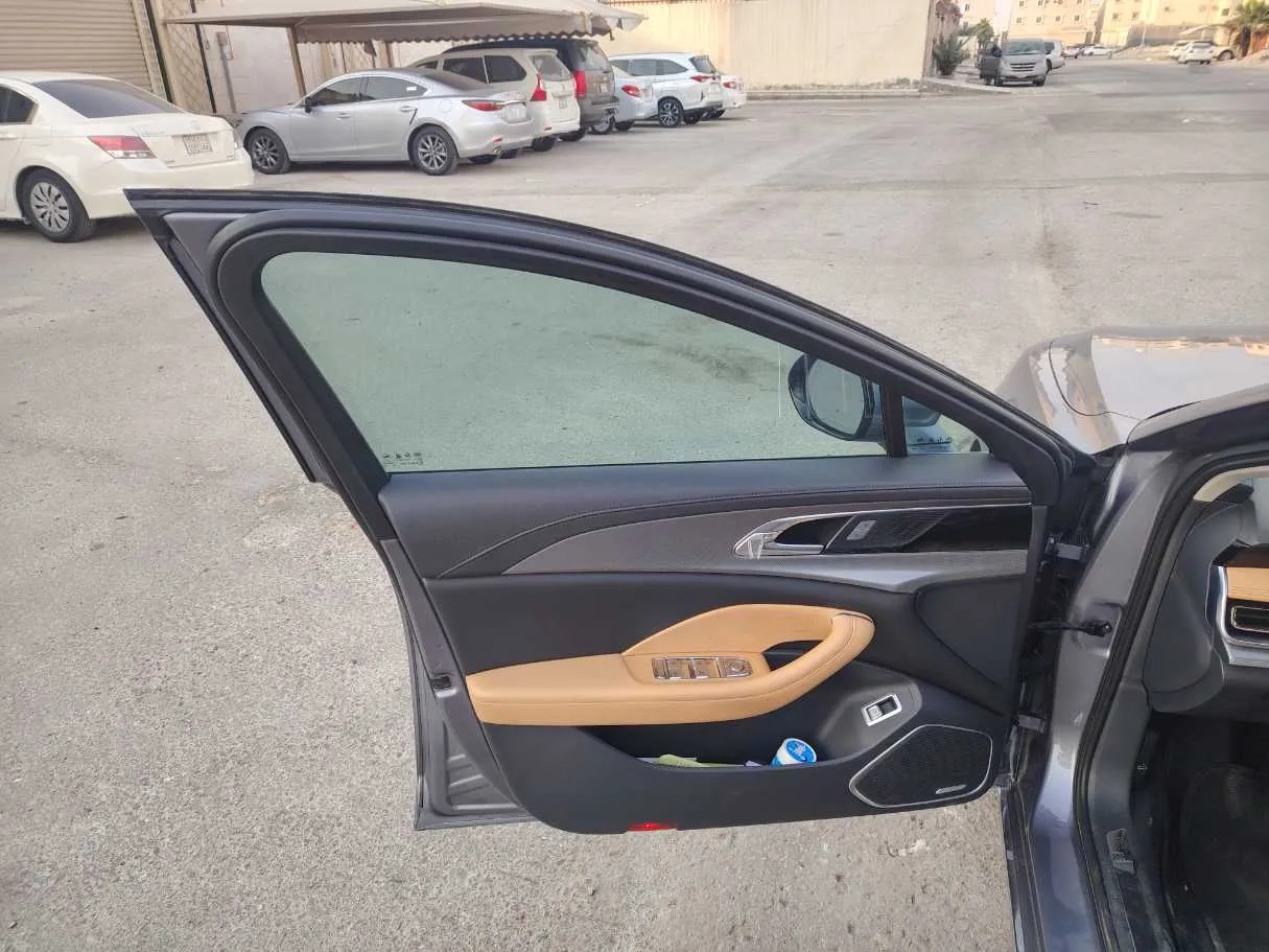 Car image 10