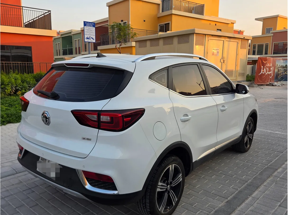 Car image 3