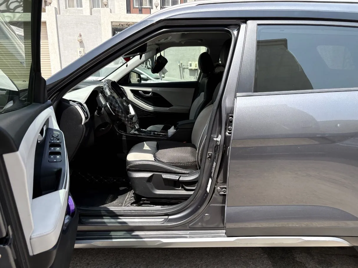 Car image 11