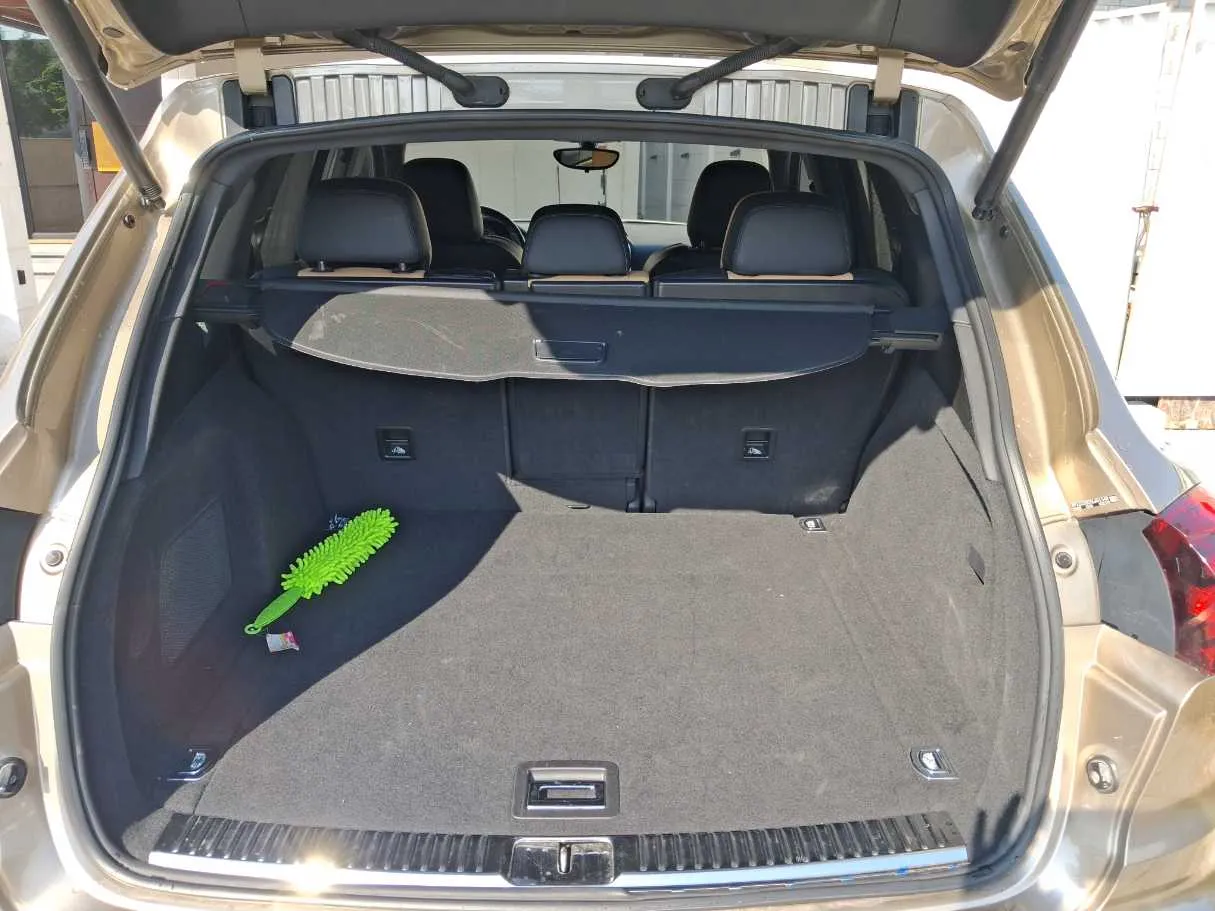Car image 19