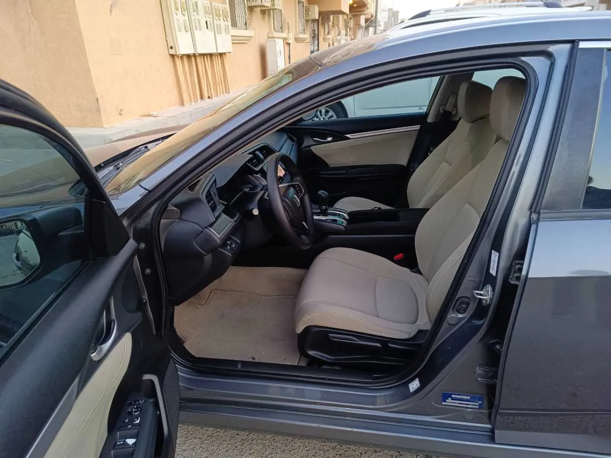Car image 14