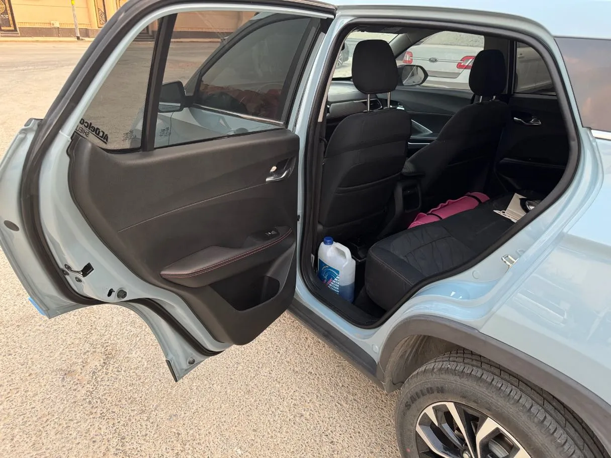 Car image 12