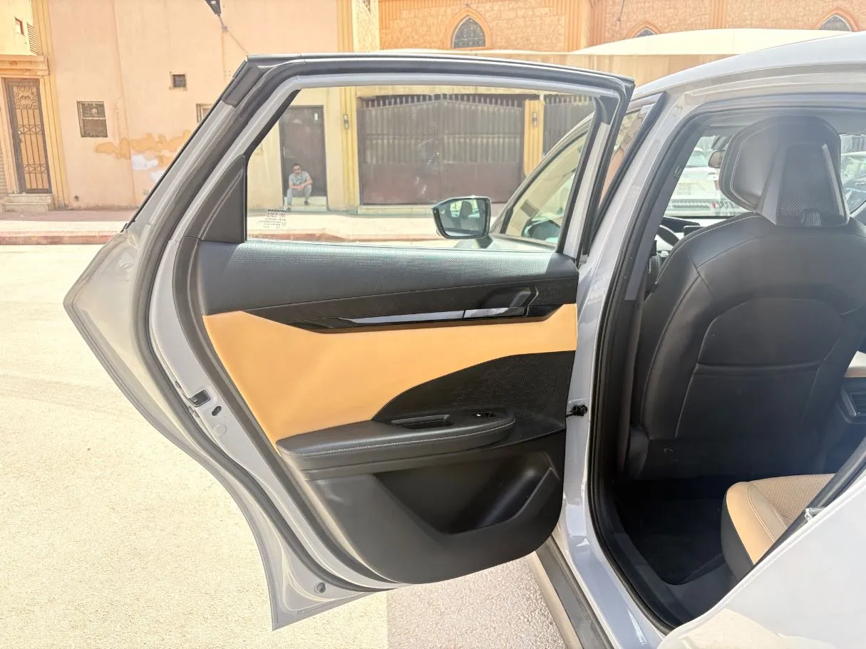 Car image 14