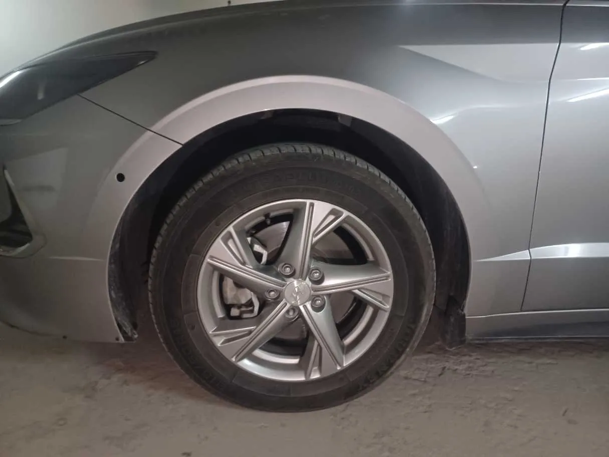 Car image 9