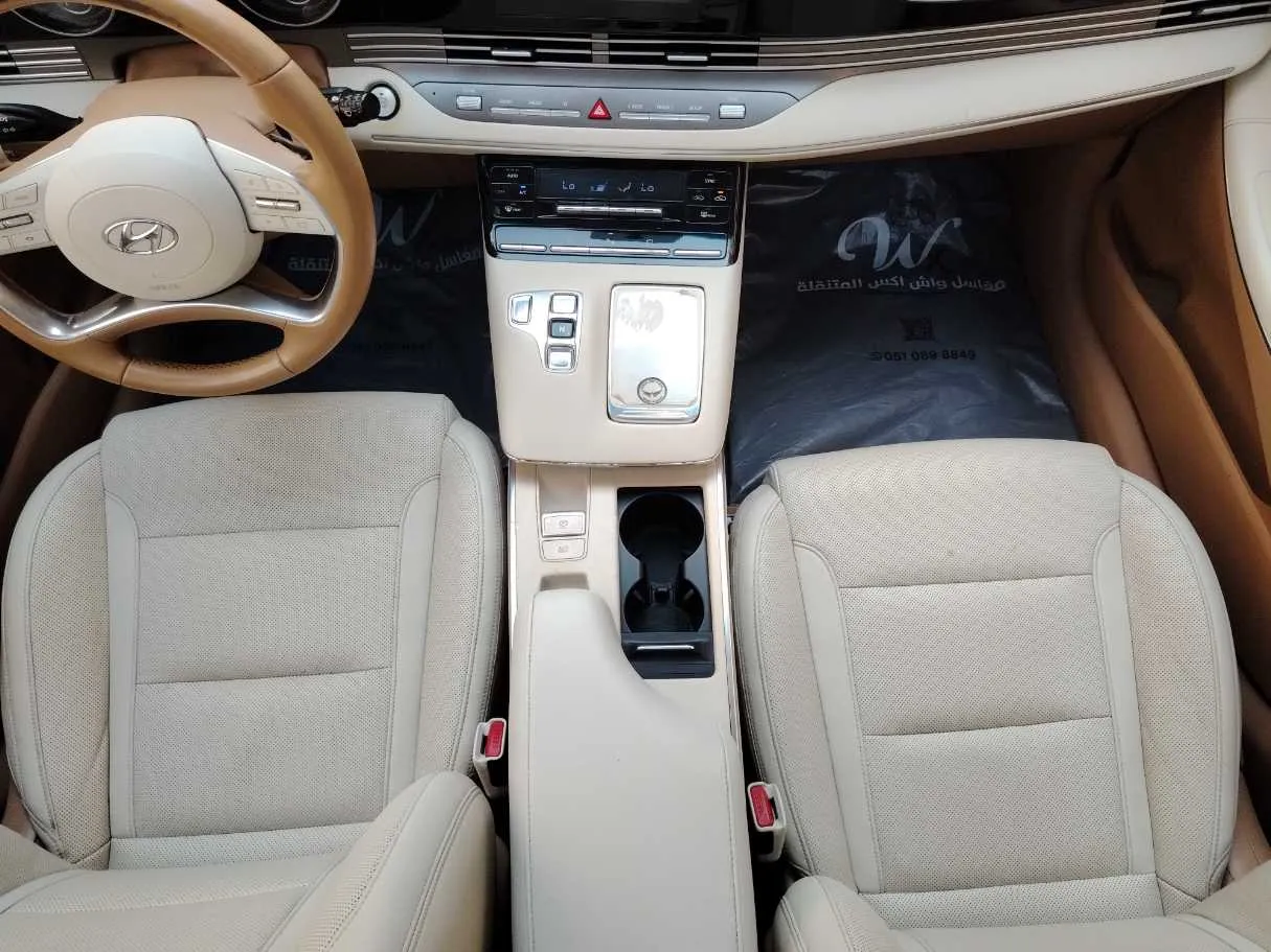 Car image 19