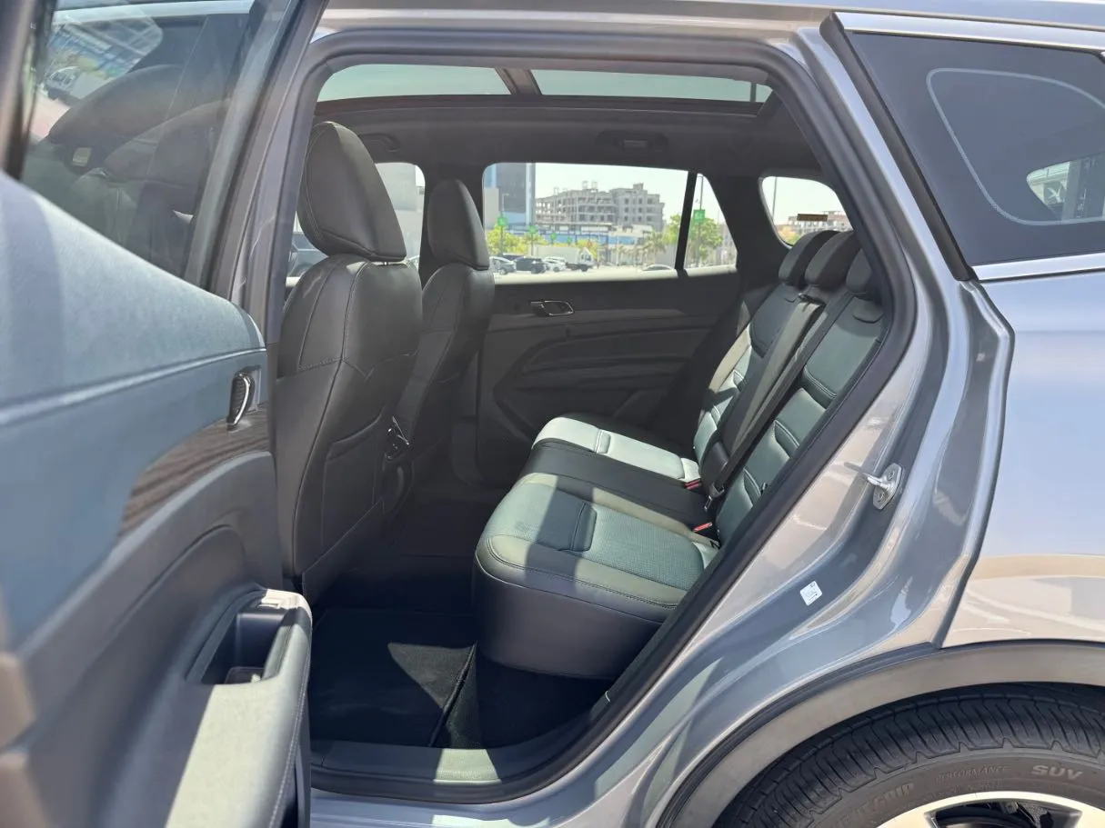 Car image 15