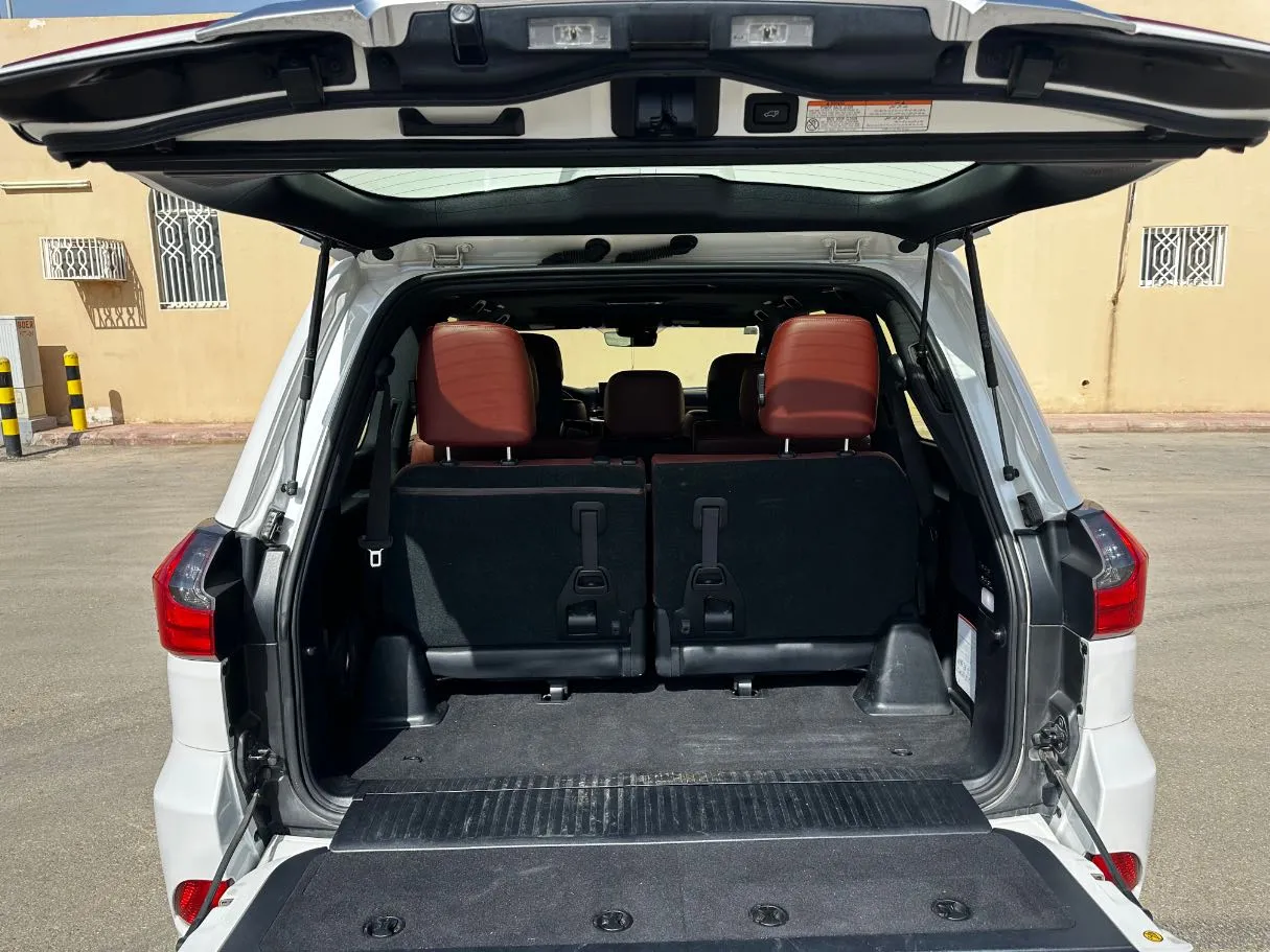 Car image 24