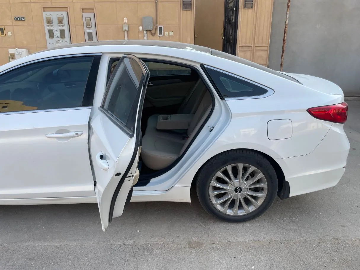 Car image 15