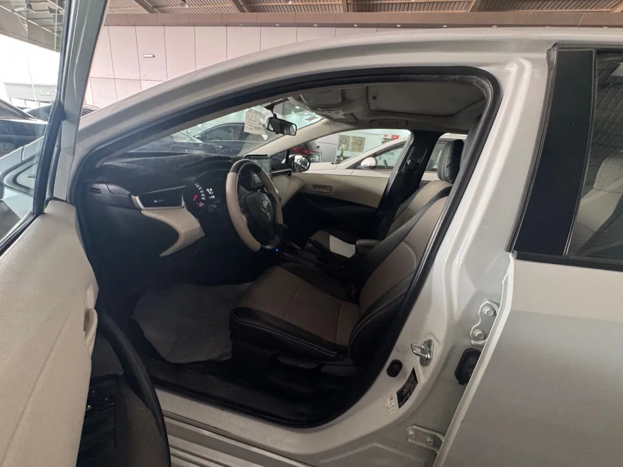 Car image 8