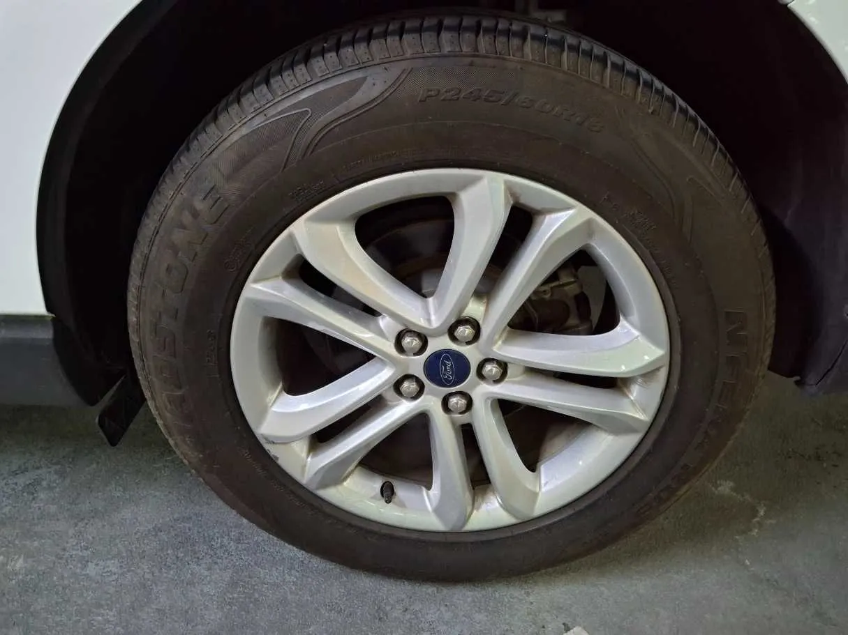Car image 9