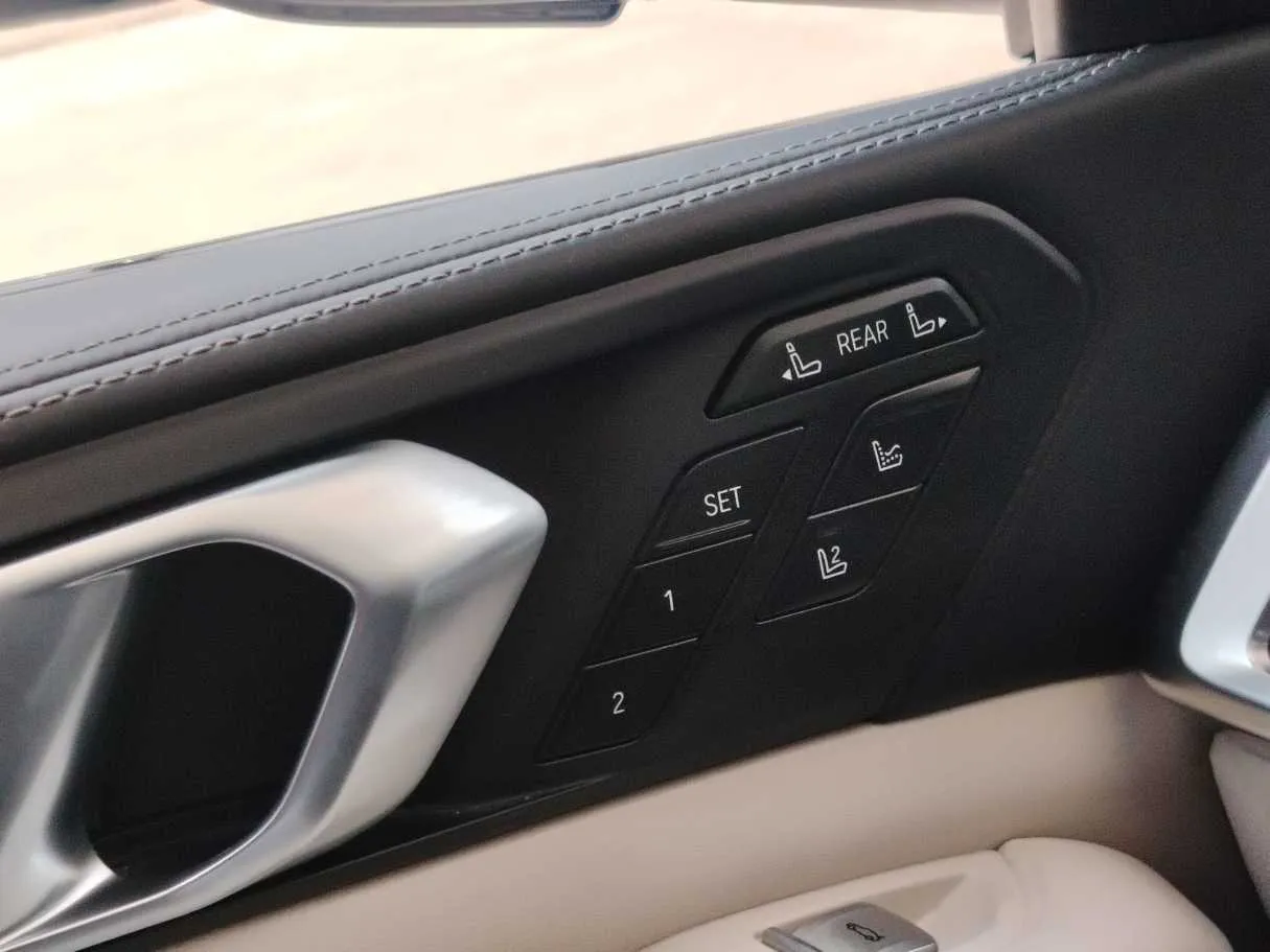 Car image 27
