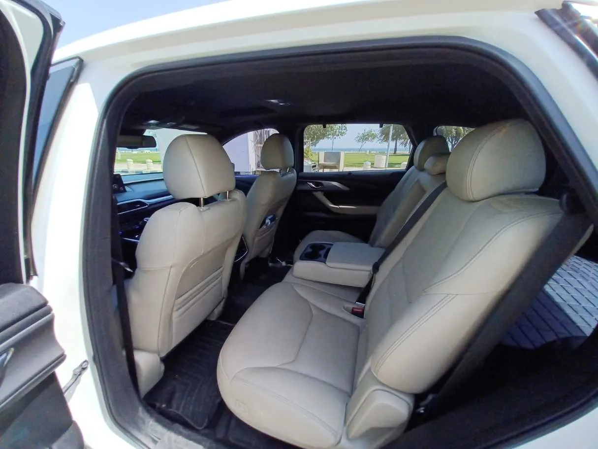 Car image 12