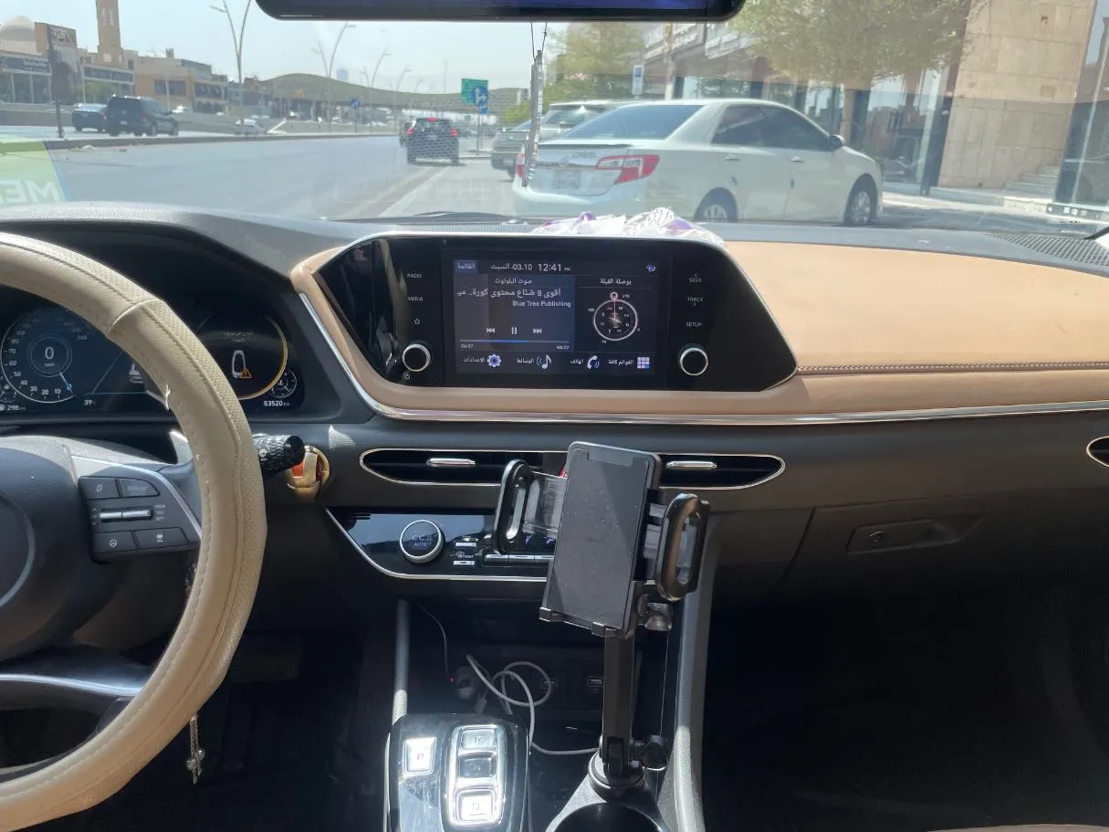 Car image 19