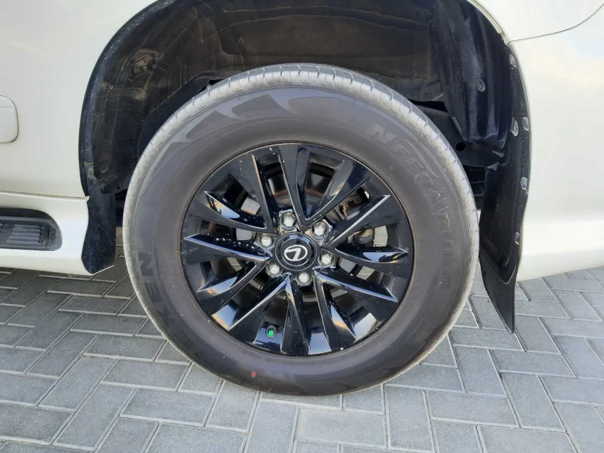 Car image 9