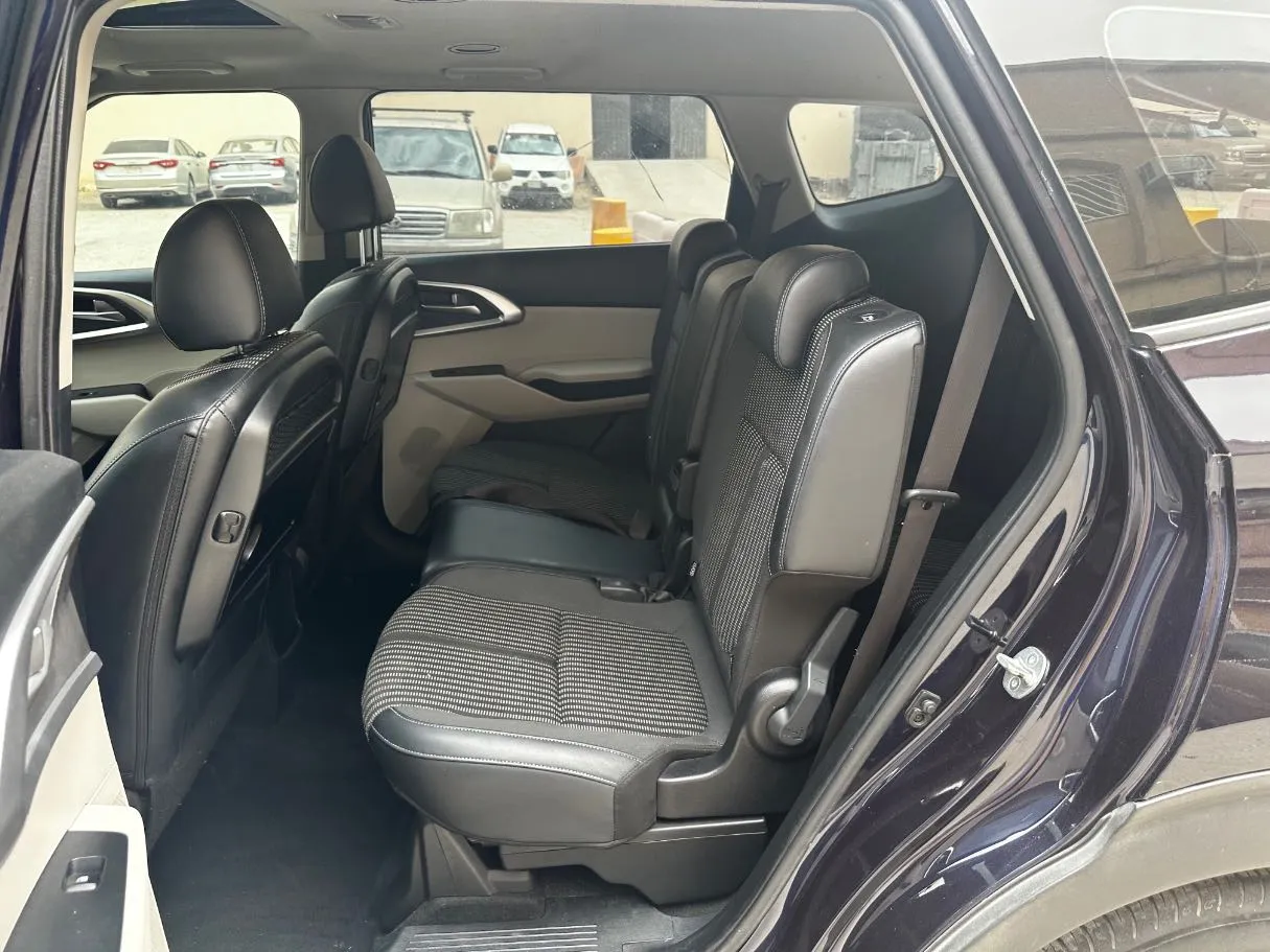 Car image 17