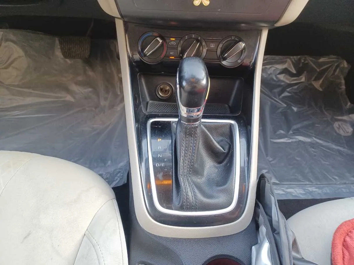 Car image 14
