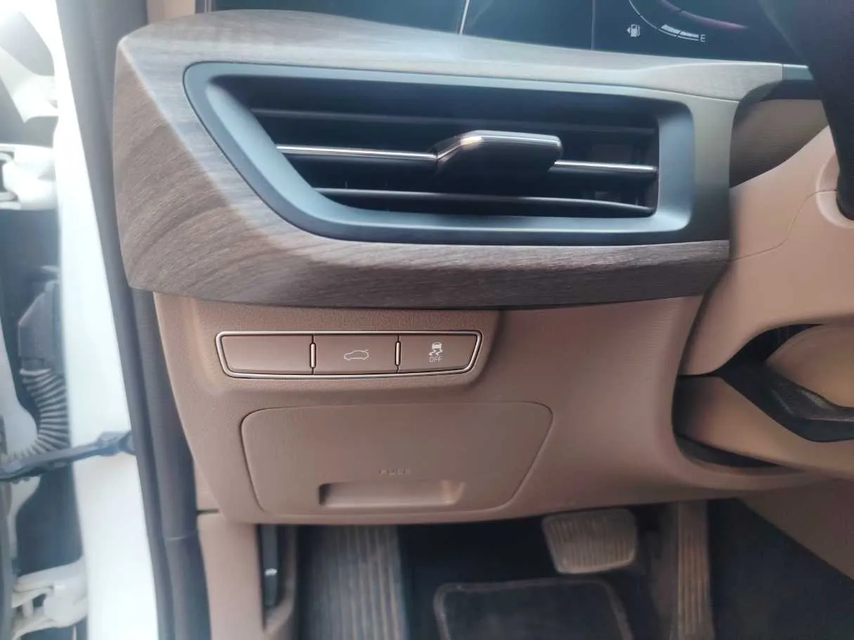 Car image 23