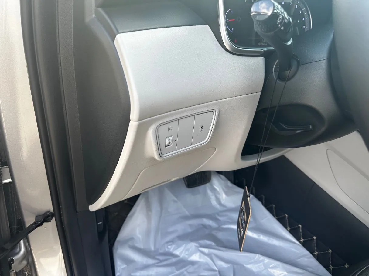 Car image 26