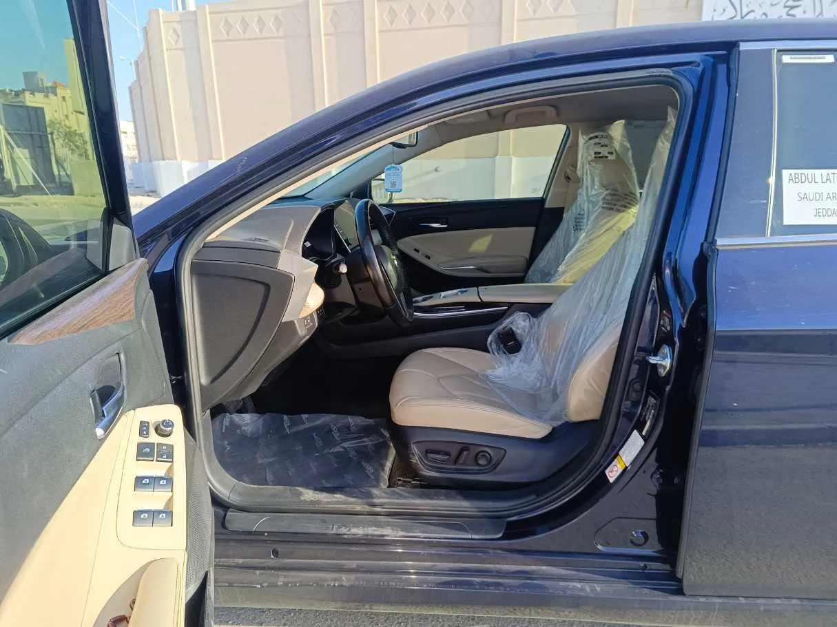 Car image 16
