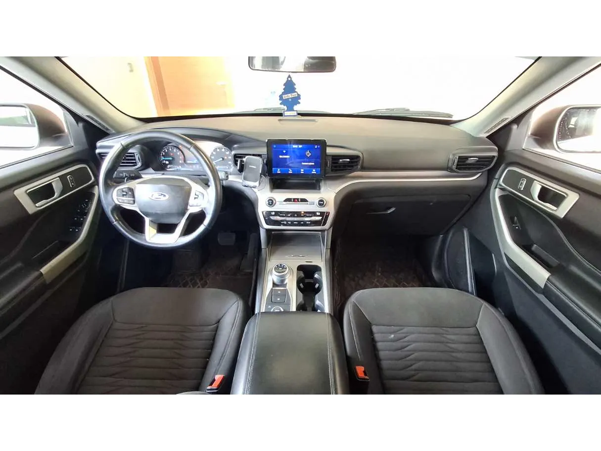 Car image 18