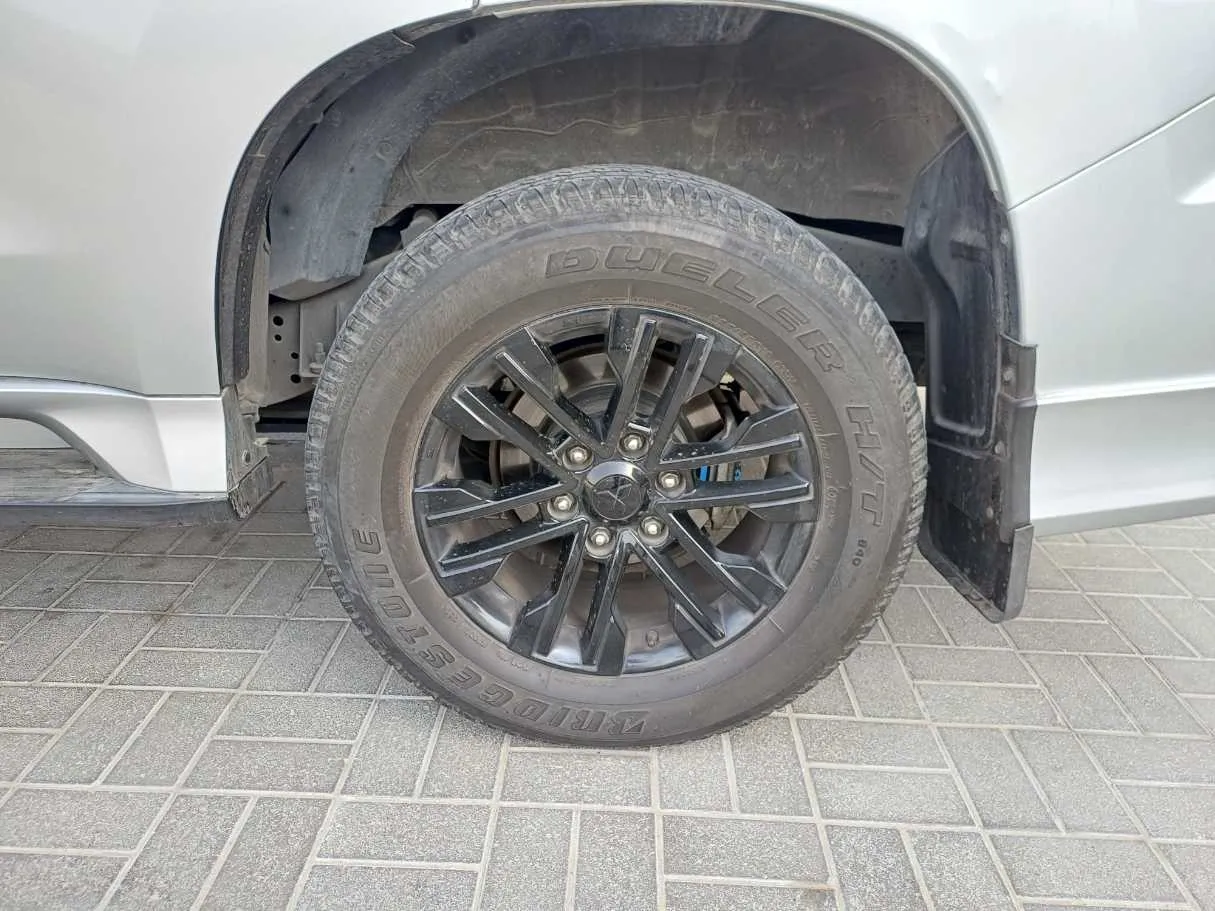 Car image 9