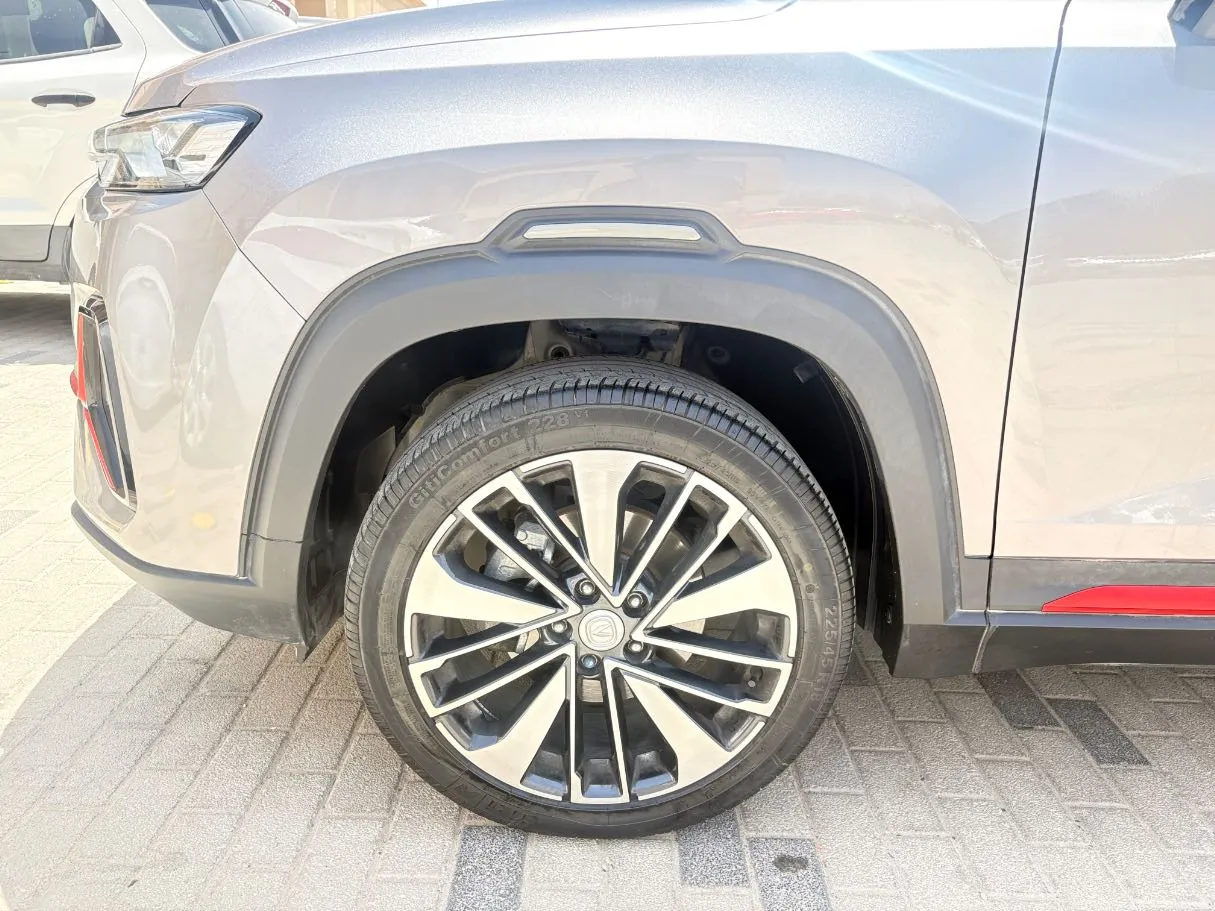 Car image 9