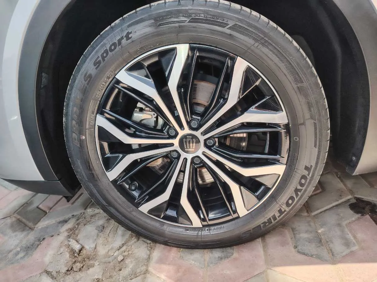 Car image 9
