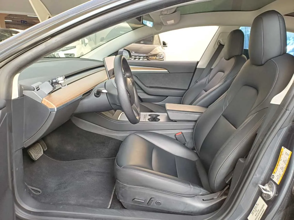 Car image 11
