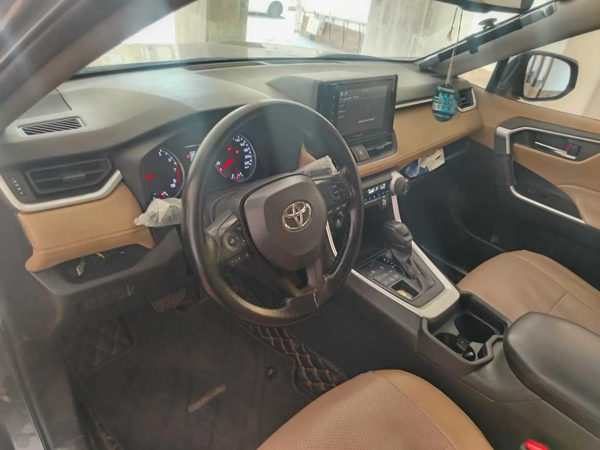 Car image 12