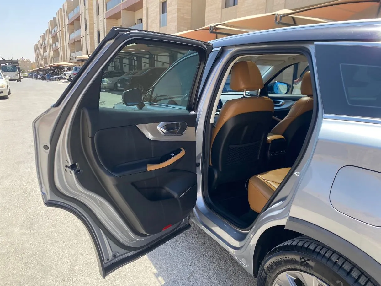 Car image 12