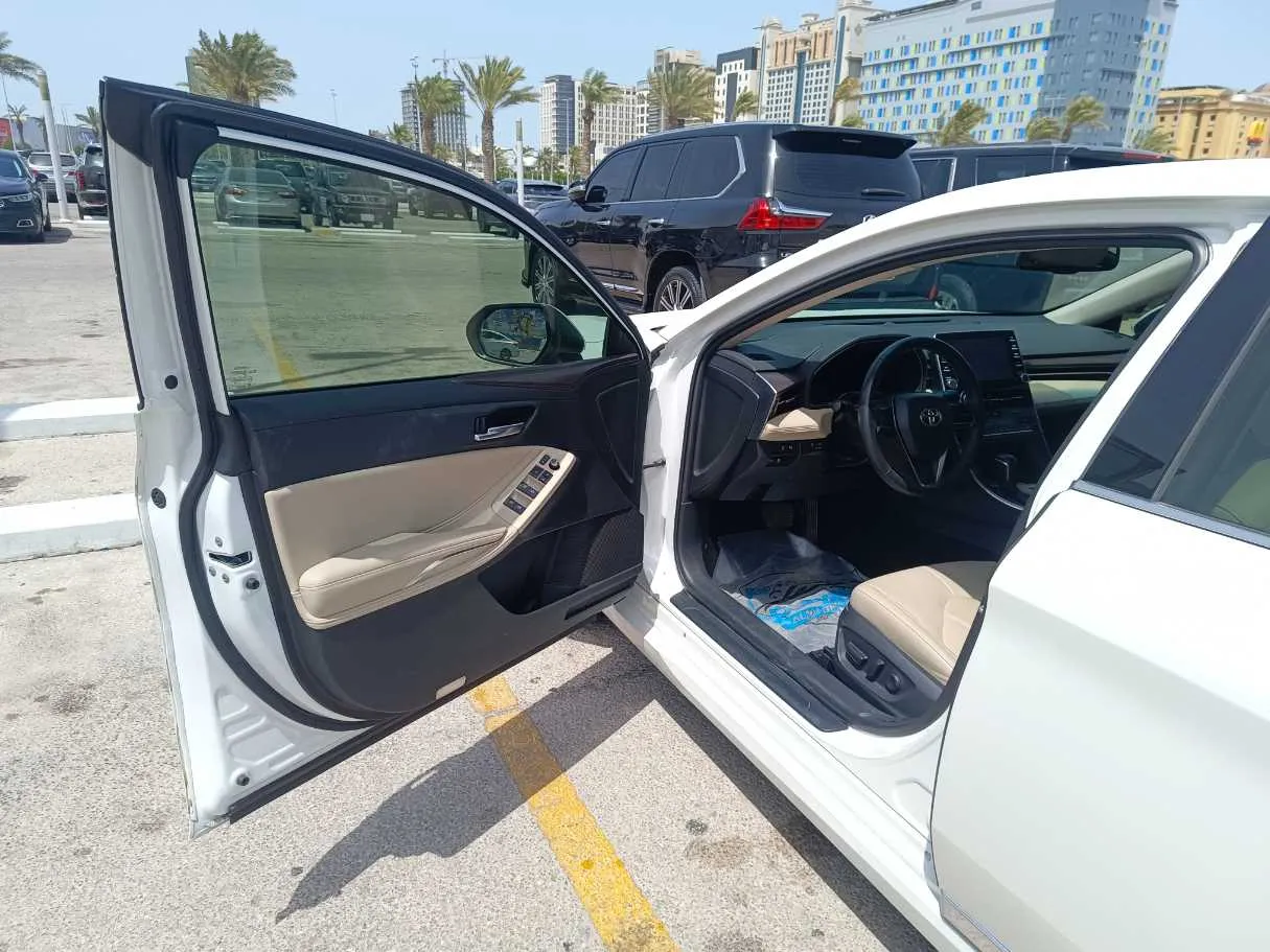 Car image 12