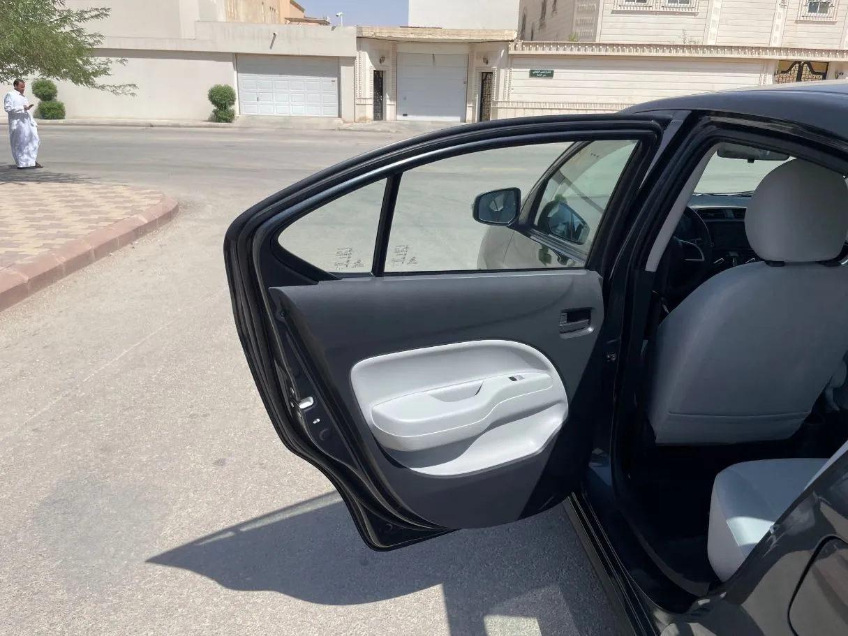 Car image 14