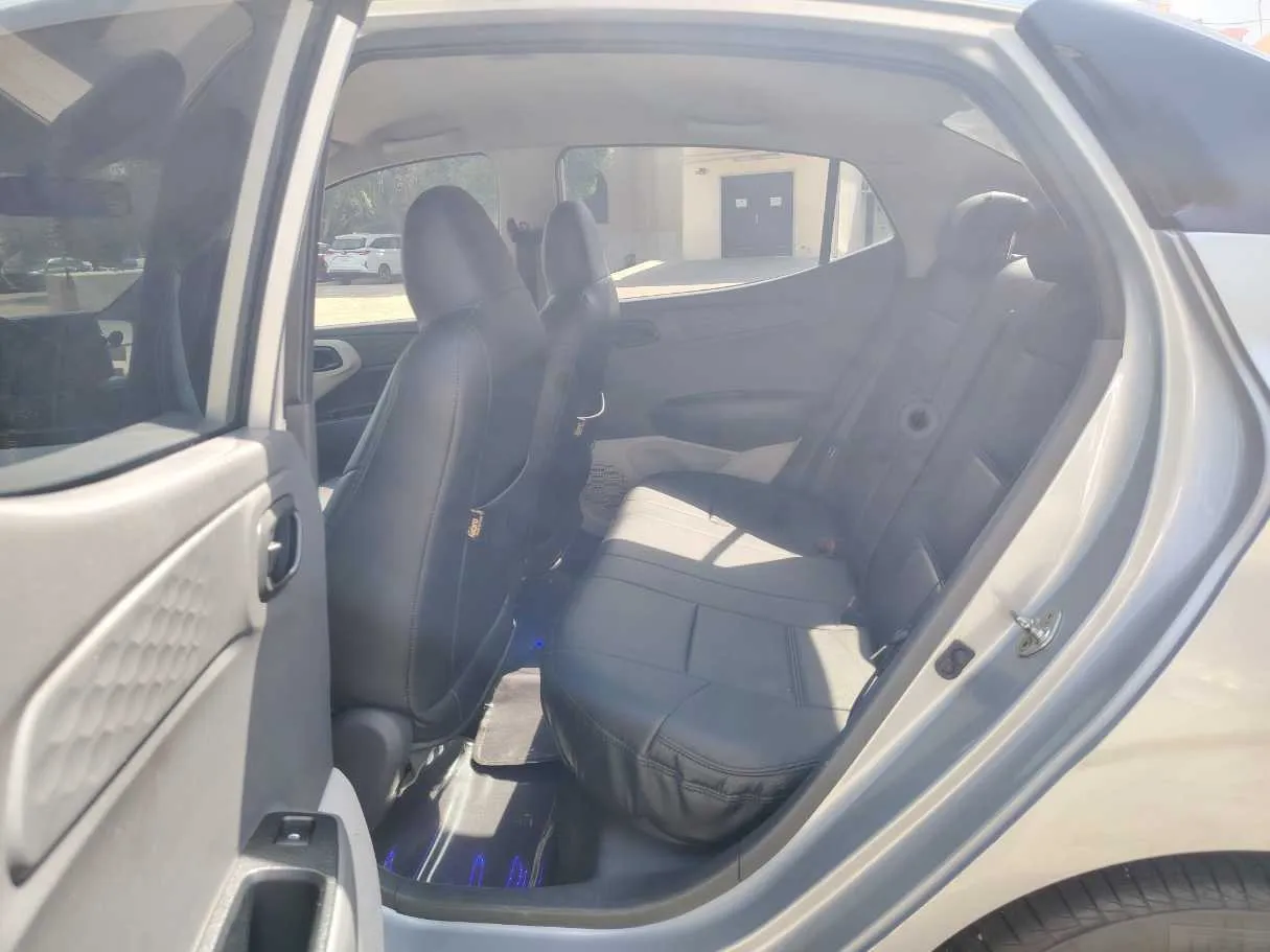 Car image 14